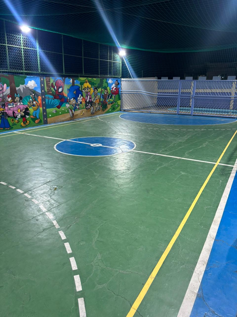 Quadra FBC iluminada à noite